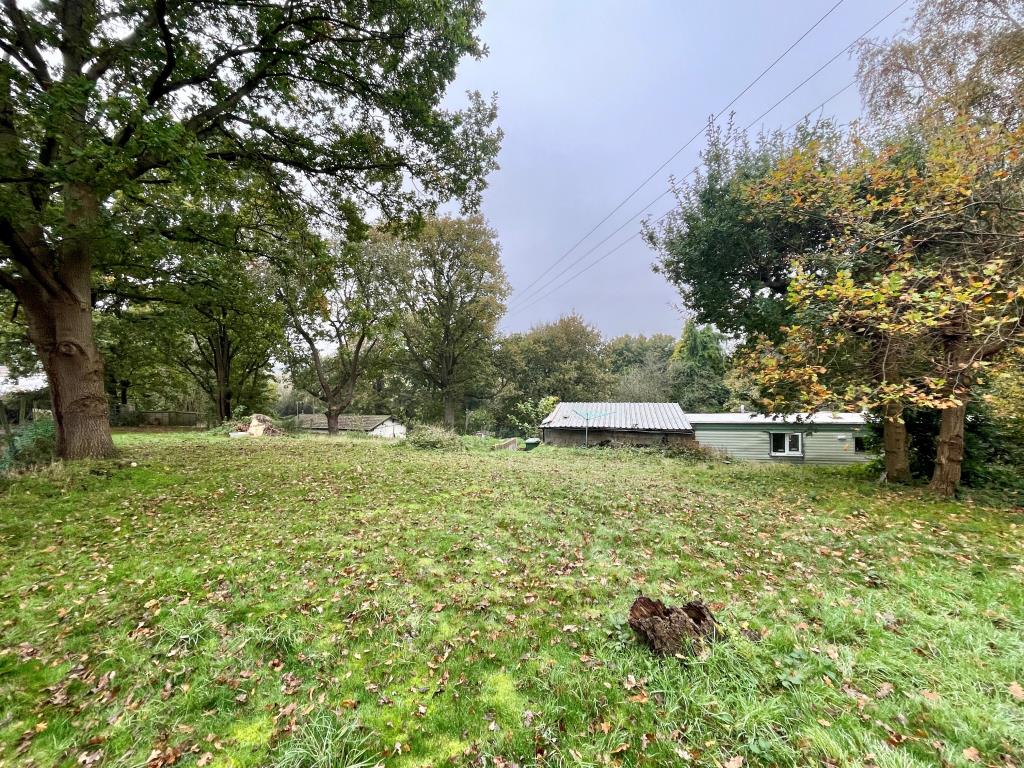 Lot: 135 - APPROXIMATELY 0.6 ACRE GYPSY/TRAVELLER SITE WITH PERMISSION FOR TWO UNITS - Parcel of land on top plot